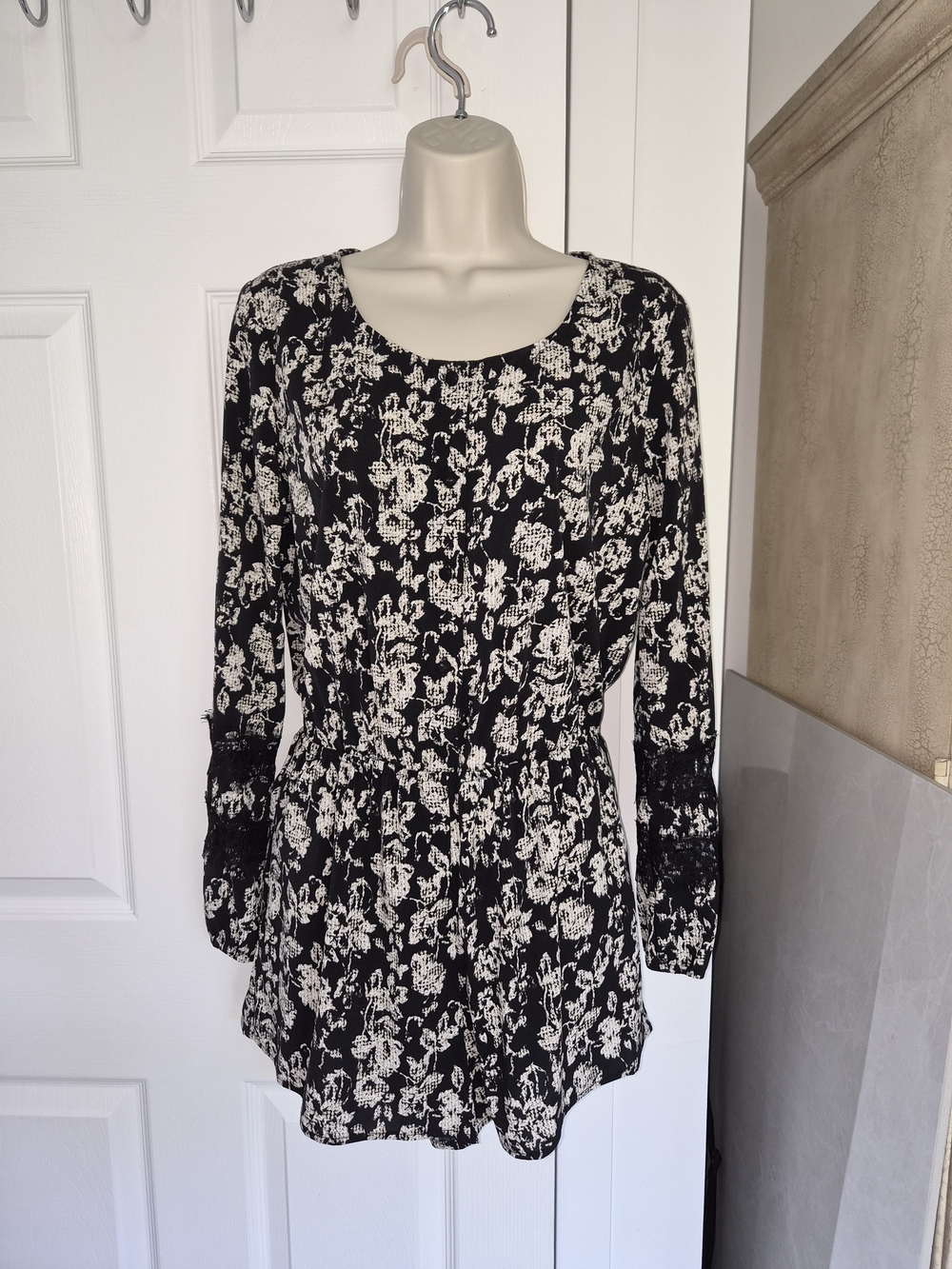 RMimi Chica Black and White Floral Long-Sleeve Romper Size Medium